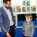 12. mars: Kronprins Haakon åpner utstillingen "Pappa&#146;n i de mange land" på Barnekunstmuseet - godt hjulpet av Prins Sverre Magnus (Foto: Cornelius Poppe, NTB scanpix)